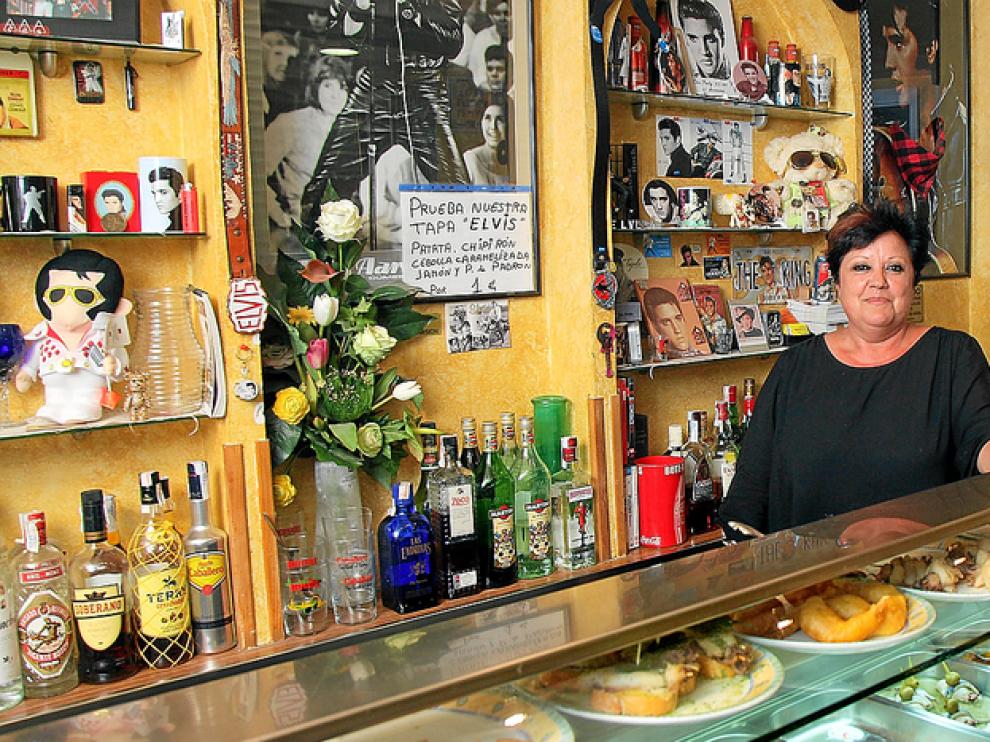 Rosa Miranda, en la barra de Casa Germán, con muchos motivos que recuerdan a Elvis