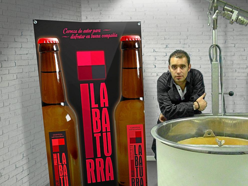 El zaragozano Andrés Martínez, en las instalaciones donde elabora la cerveza artesana La Baturra
