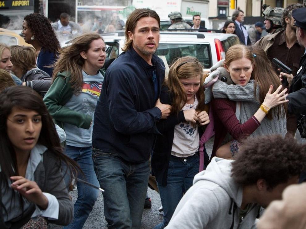 Los zombies atacan a los seres humanos, incluidos Bradd Pitt y su familia