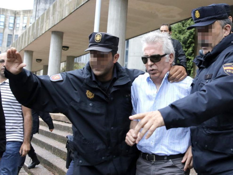 Luis Aláez, el interventor, a la salida del juzgado escoltado por la Policía