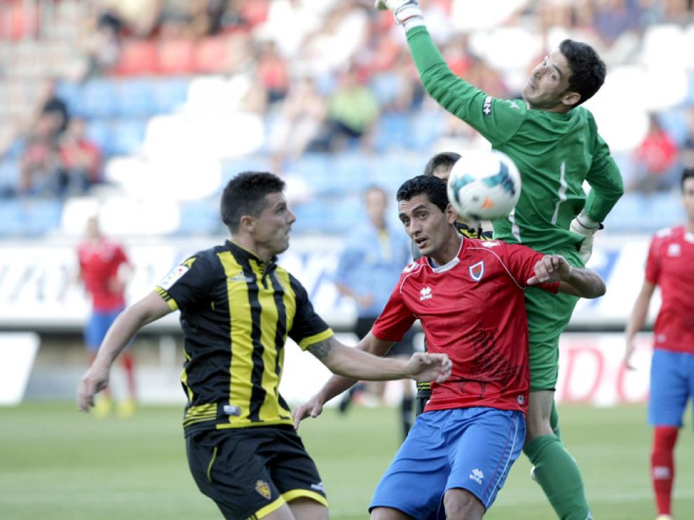 Alcolea intenta despejar el balón en su área