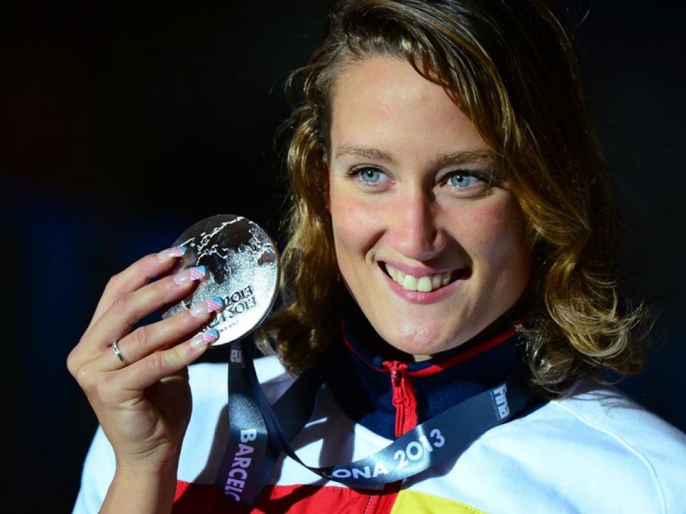 Mireia Belmonte posa con la medalla de plata