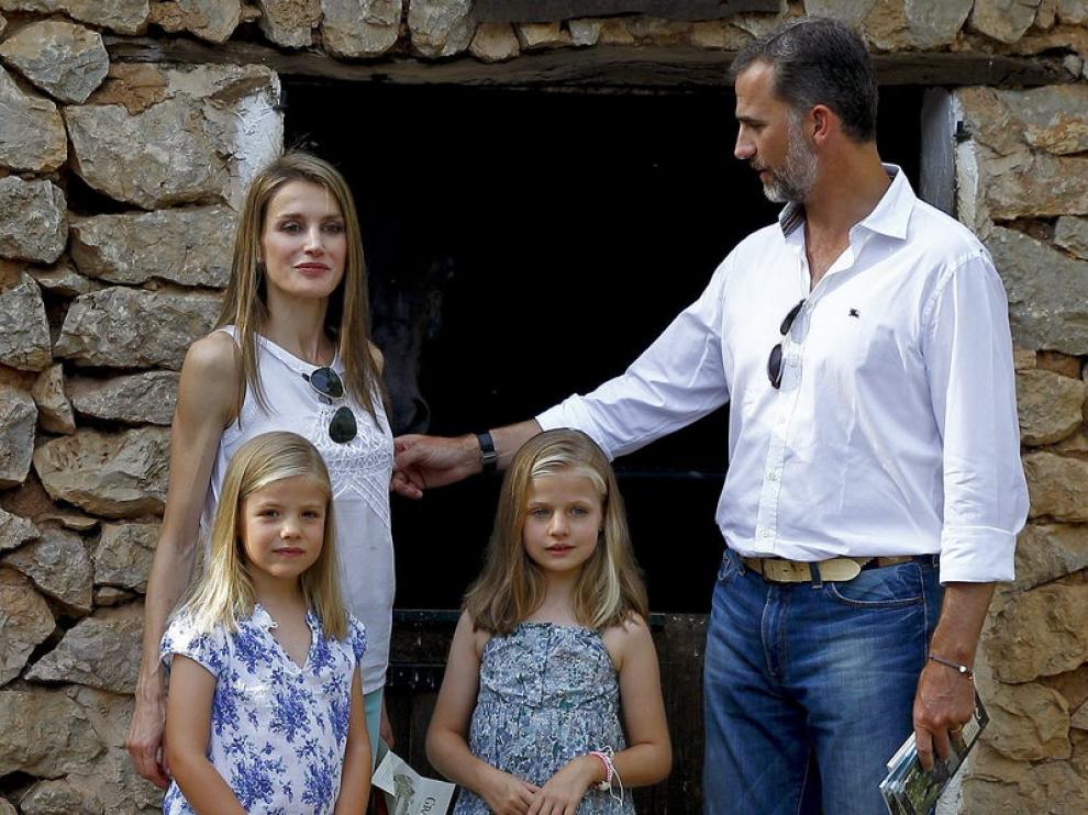 Los Príncipes de Asturias, Felipe de Borbón y Letizia Ortiz, junto a sus hijas las infantas Leonor (c) y Sofía (i) posan hoy durante su paseo por la finca La Granja de Esporles en la sierra de Tramuntana, en Mallorca