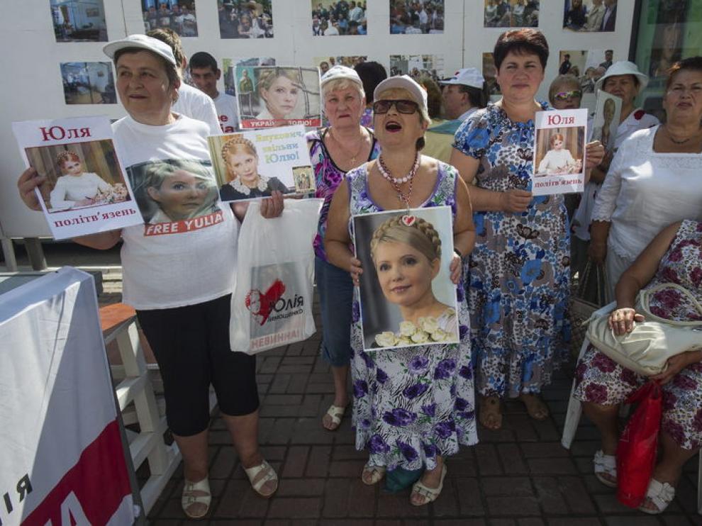 Varias manifestantes llevan pancartas con la foto de Timoshenko.