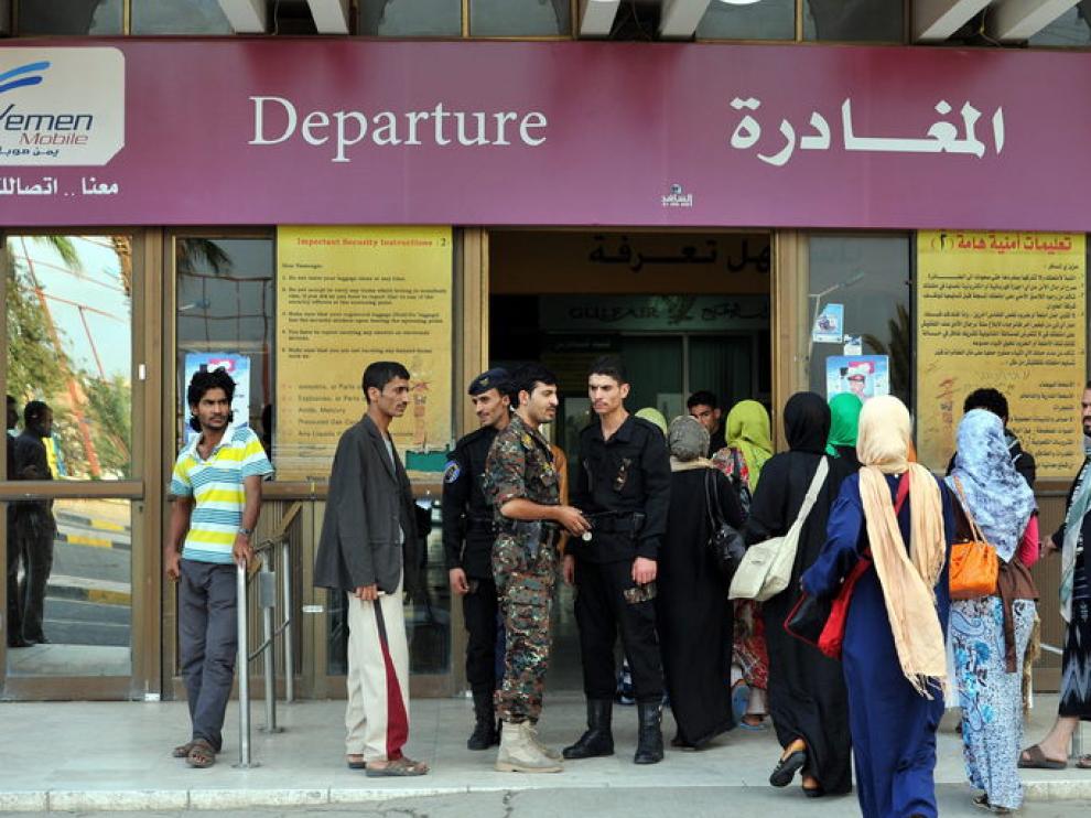 Un grupo de viajeros, en el aeropuerto de Yemen.