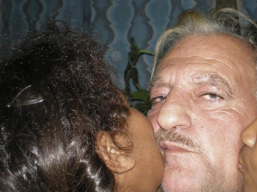 El pederasta en una foto junto a dos menores