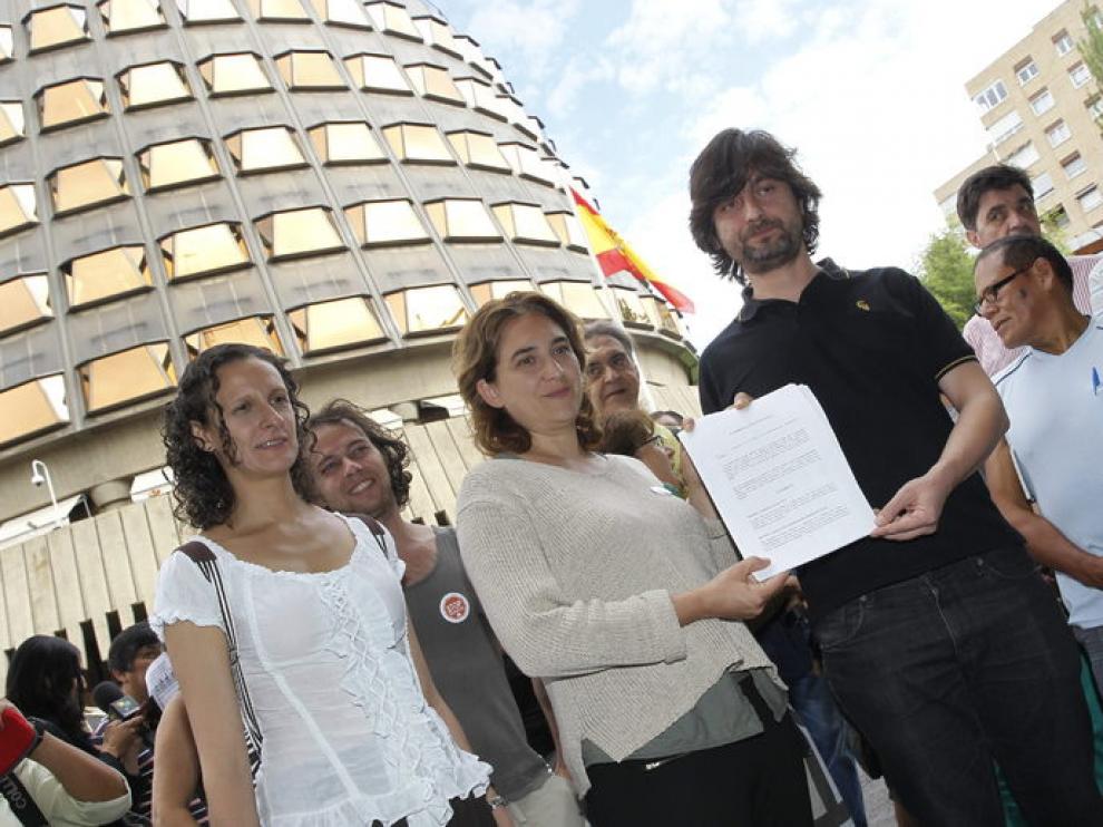 Ada Colau, junto a otros componentes de la PAH