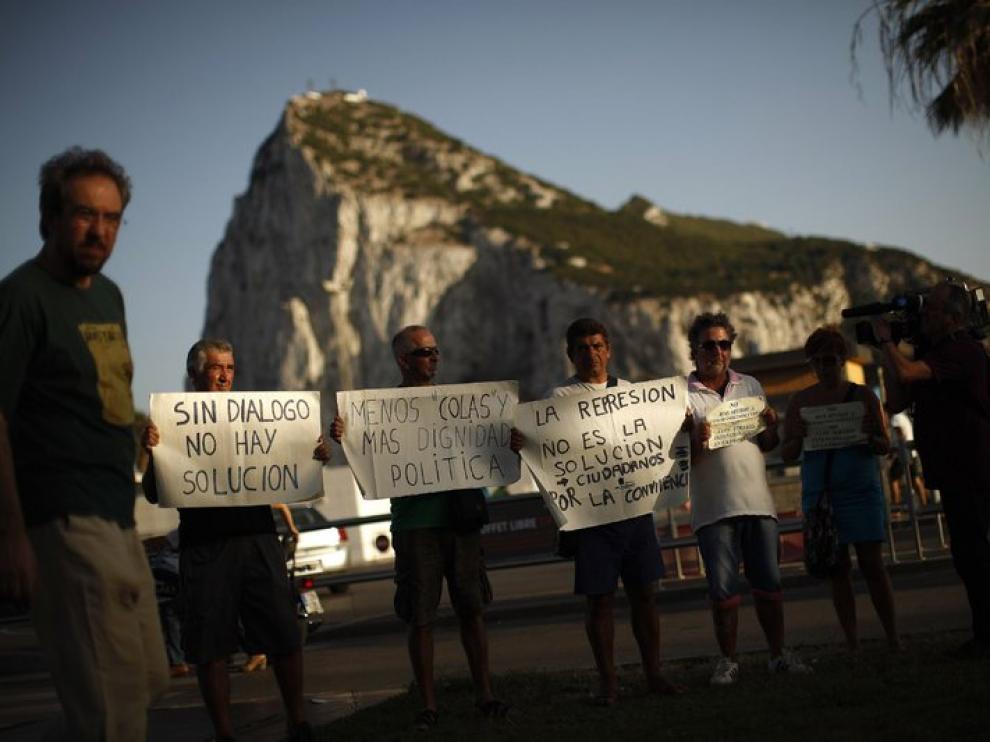 Trabajadores españoles se manifestaban ayer en el Peñon para pedir el cese de las tensiones