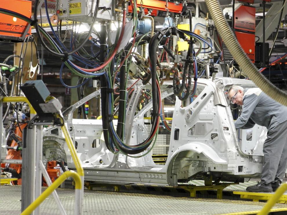 Un trabajador en la cadena de montaje de Opel