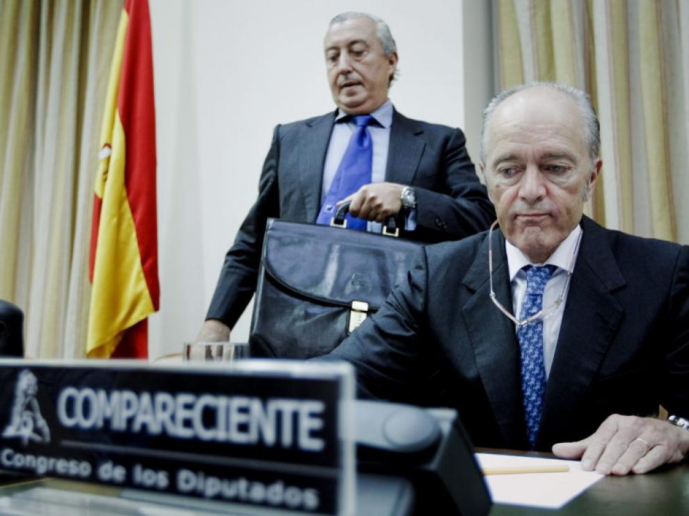 El presidente del Administrador de Infraestructuras Ferroviarias (Adif), Gonzalo Ferre (d), y el de la compañía operadora Renfe, Julio Gómez-Pomar