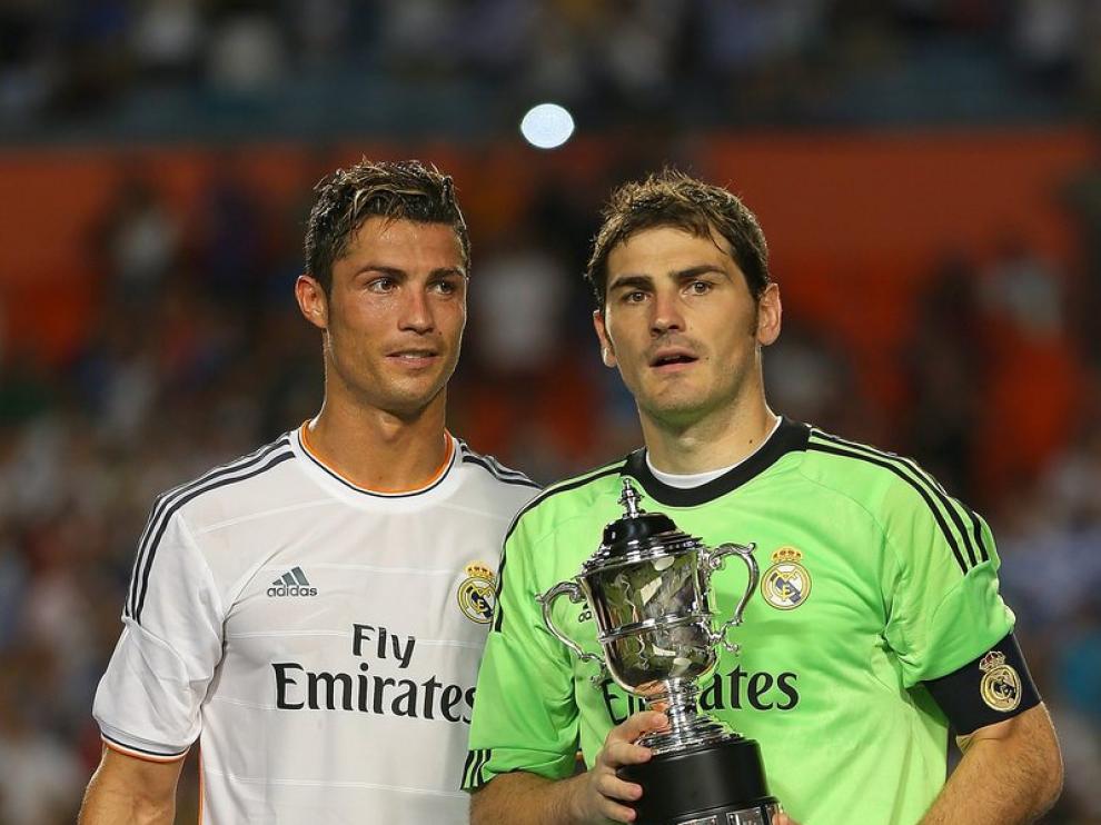 Cristiano Ronaldo y Casillas con la 'Guinness International Champions Cup'