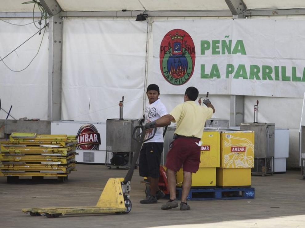 Montaje de los locales de las peñas en el recinto ferial