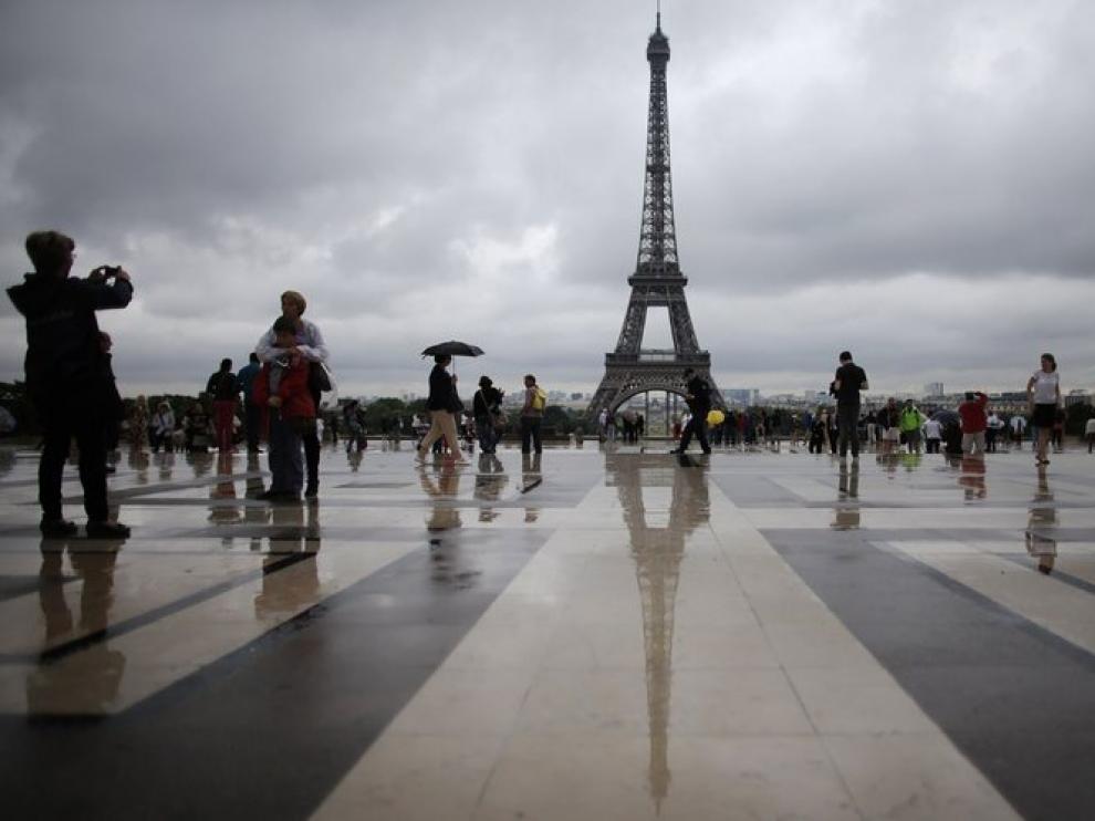 La Torre Eiffel ya cuenta con un cerco provisional desde la Eurocopa de 2012.