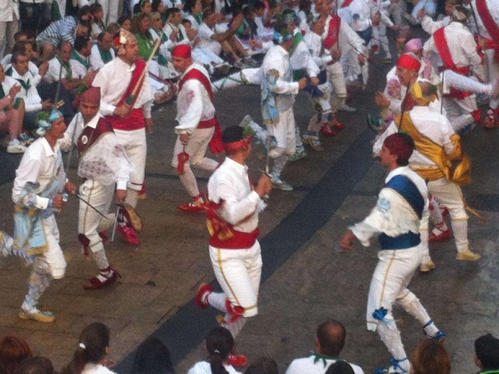 Los danzantes, en el día grande de San Lorenzo