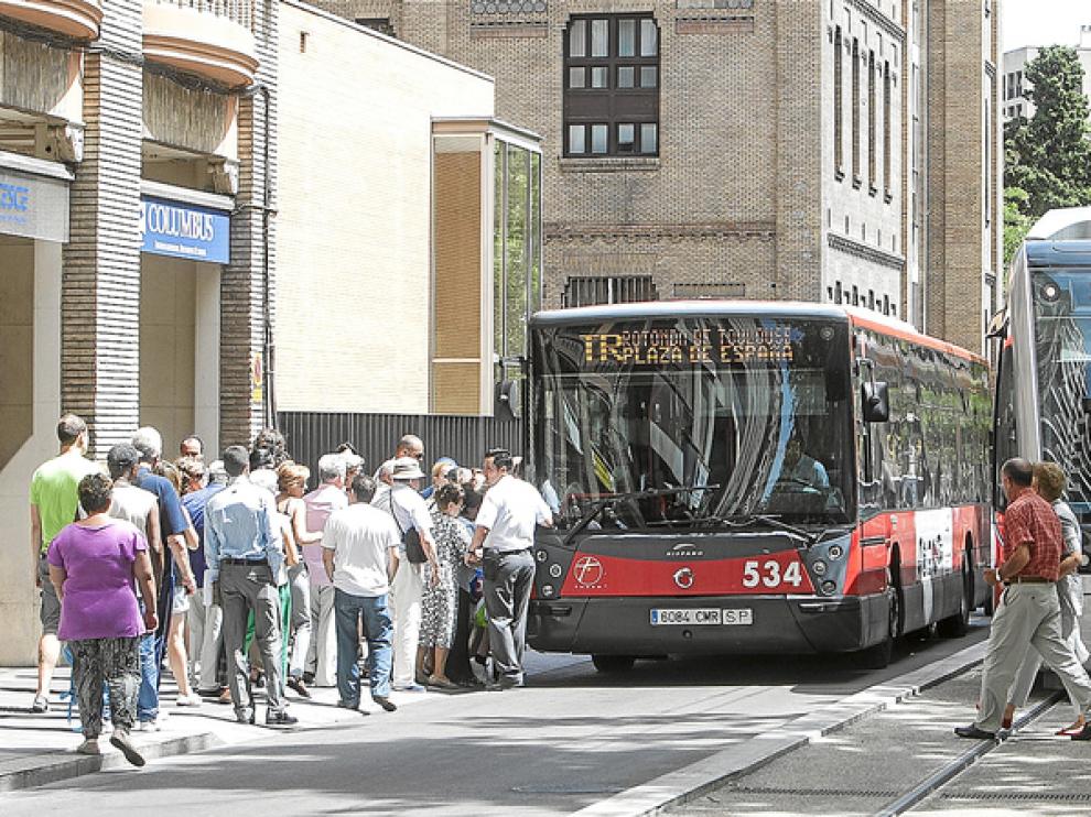 Un autobús pasa para cubrir el servicio del tranvía tras una incidencia