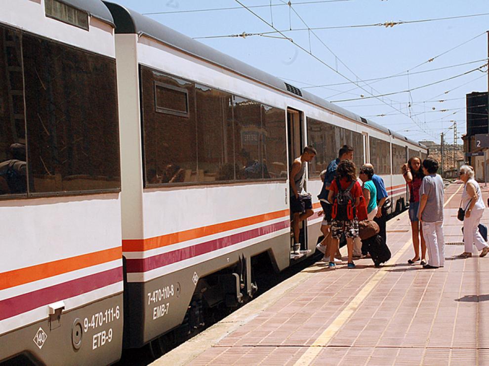 Uno de los regionales que unen Zaragoza-Barcelona, en la estación de Caspe