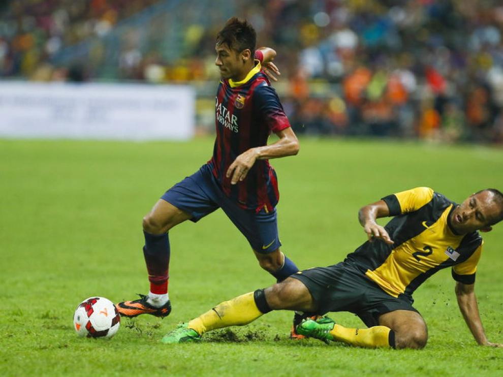 Jugada de Neymar durante el partido