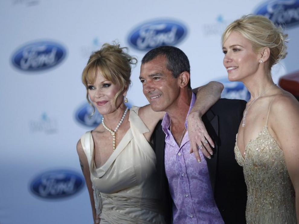 Antonio Banderas, junto a su mujer y la modelo Valeria Mazza en Marbella