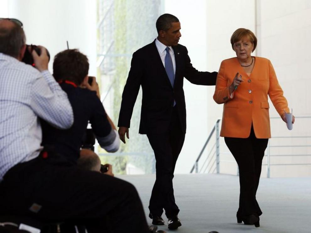 Merkel, con el traje comentado por Lagerfeld