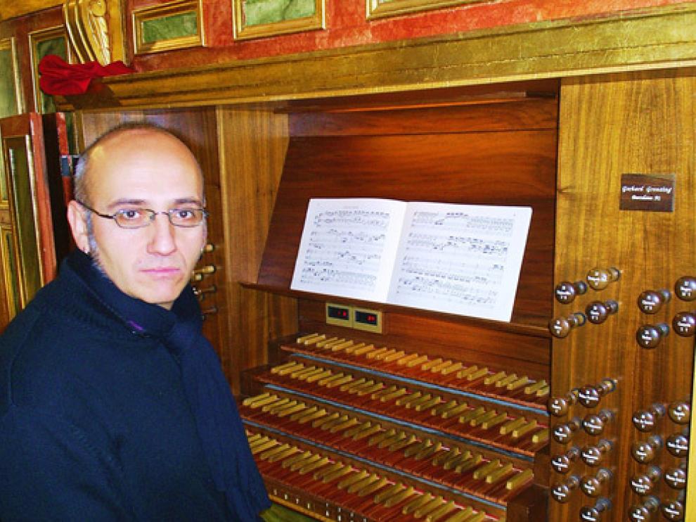 El organista Luis Pedro Bráviz.
