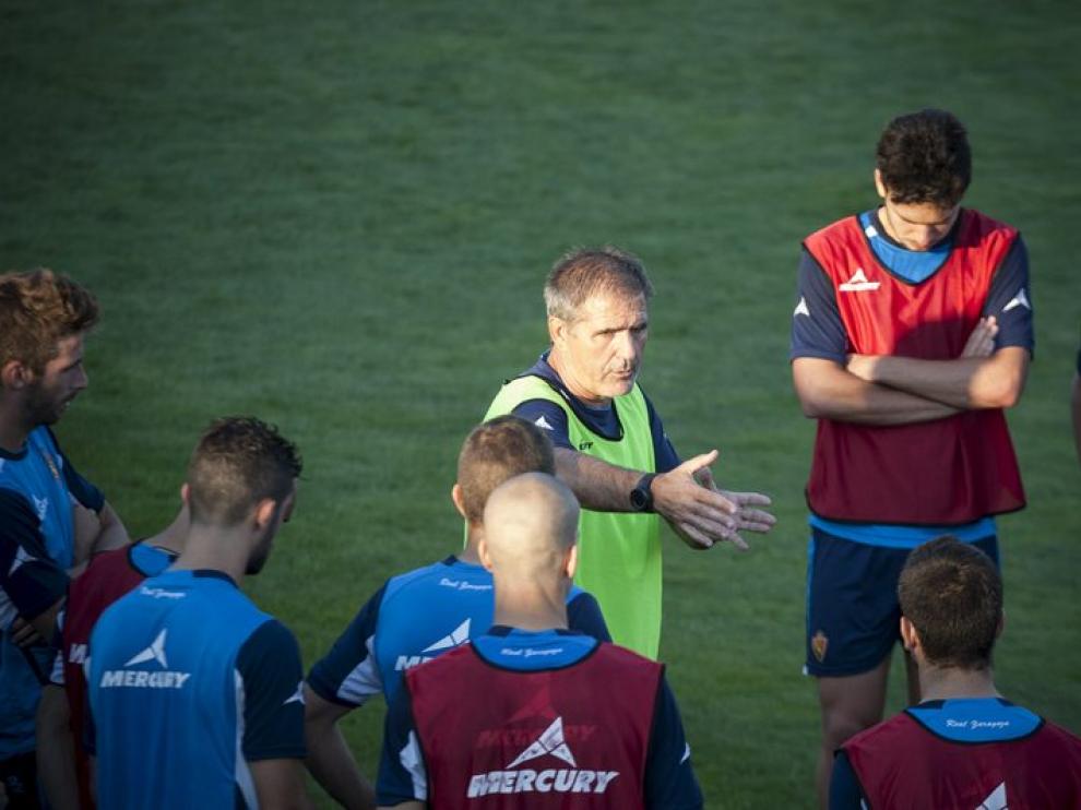 Herrera junto a los jugadores durante el entrenamiento