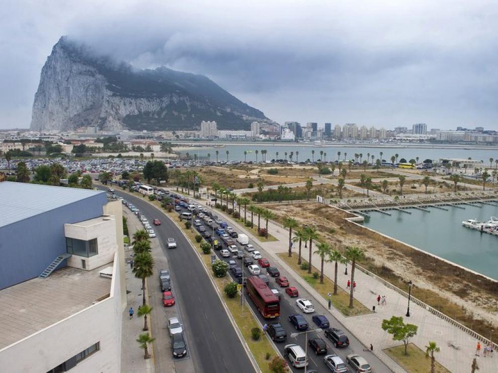 Largas filas de vehículos en el paso fronterizo de Gibraltar