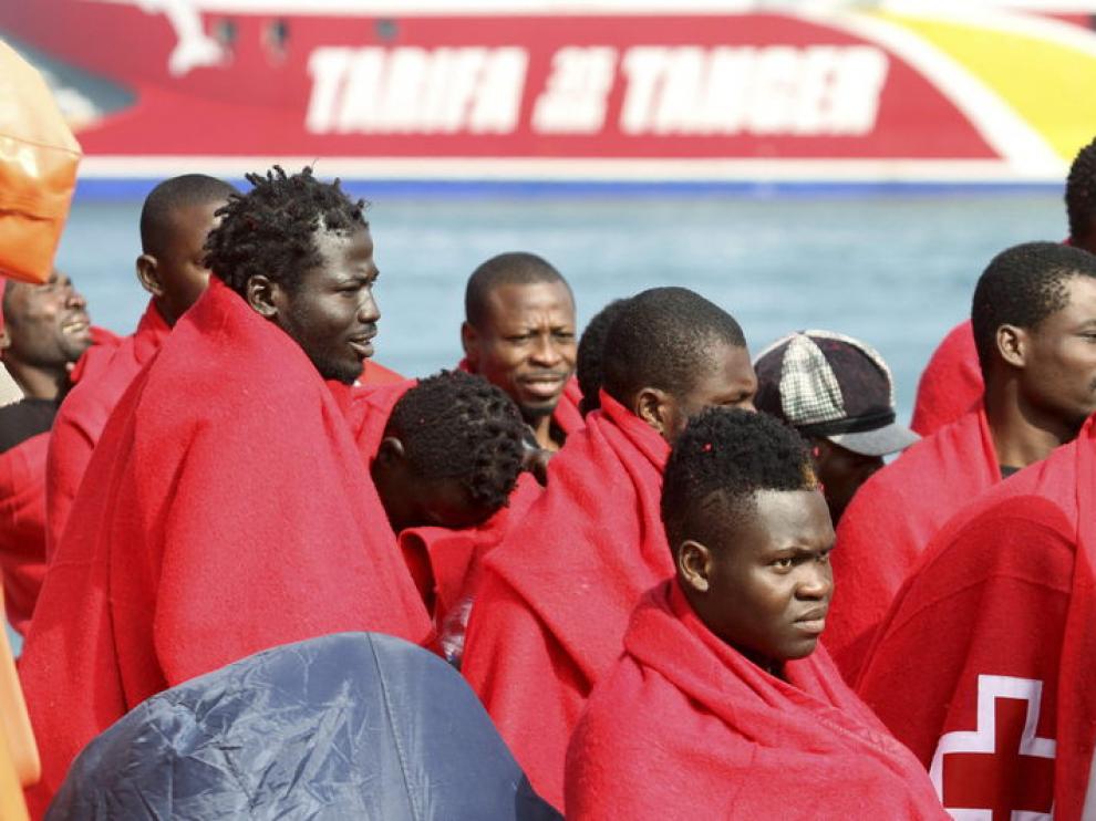 Inmigrantes rescatados en barcas hinchables