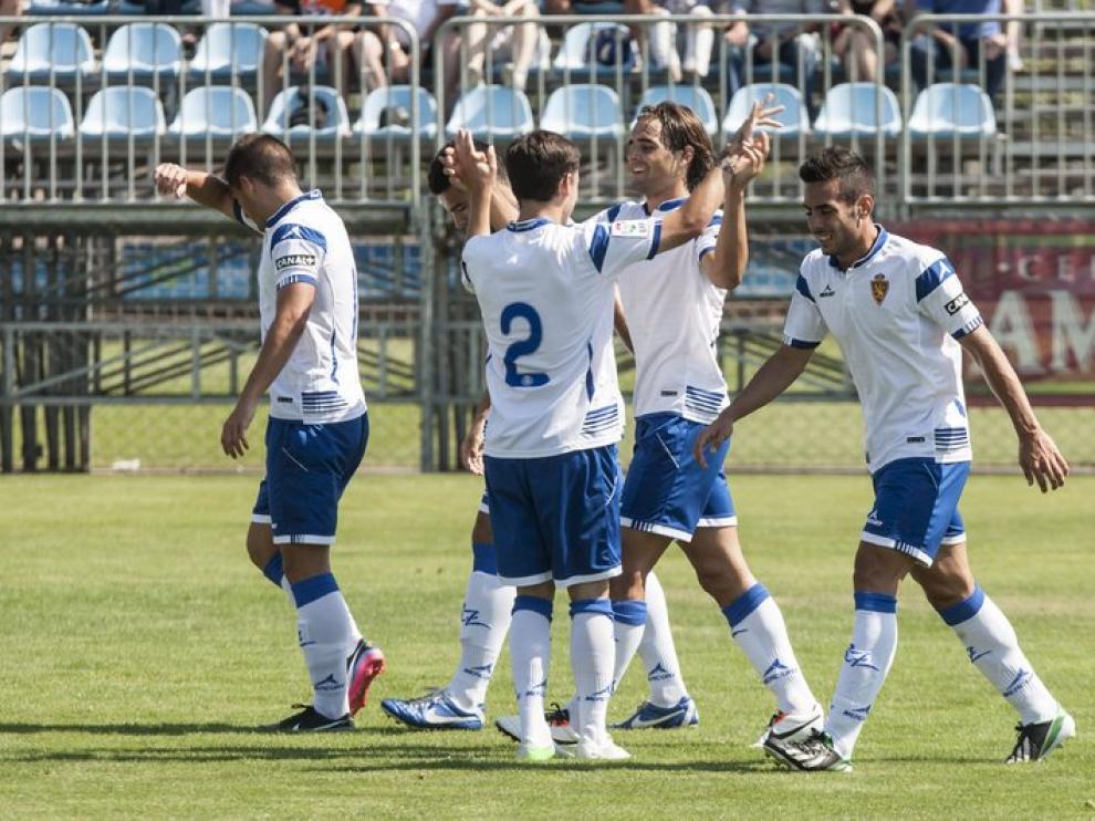 Los jugadores del filial celebran uno de los goles