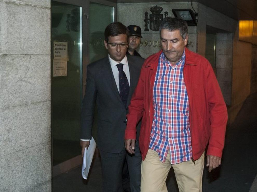 García Becerril a la salida del juzgado junto a su abogado