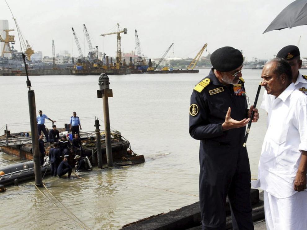 El ministro de Defensa indio, AK Antony (2-d, delante), siendo informado por el comandante en jefe de la Armada