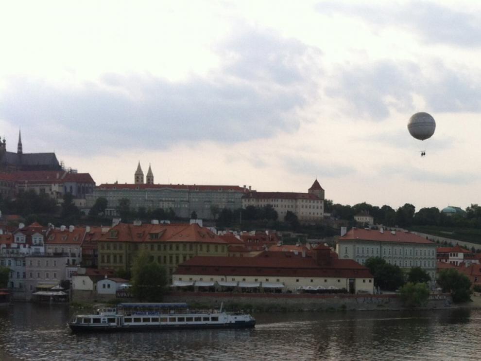 Globo aerostático en el centro de Praga