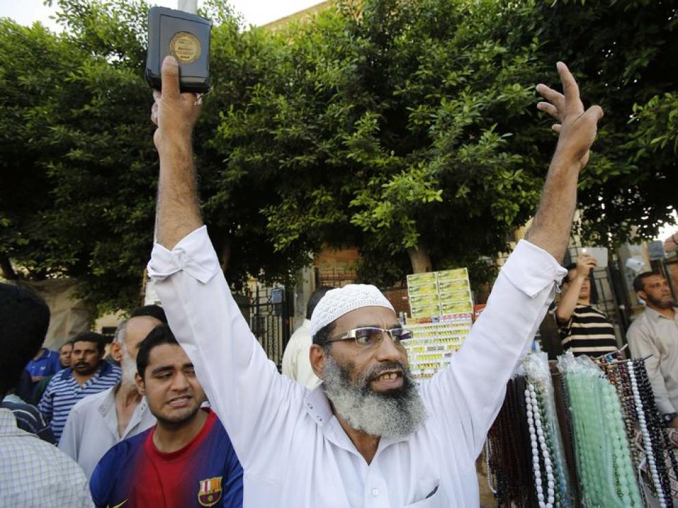 Un  partidario de los Hermanos Musulmanes, durante una manifestación en El Cairo.