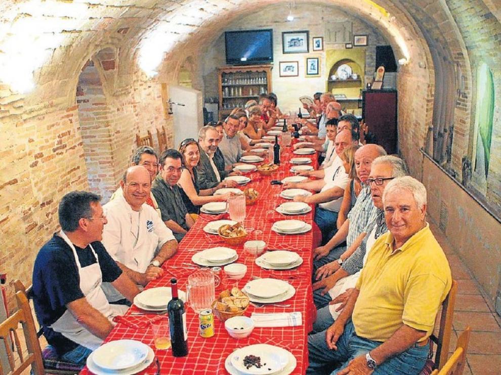 Imagen de archivo de una comida en la sociedad Los Sitios de Zaragoza con amigos de una cofradía asturiana