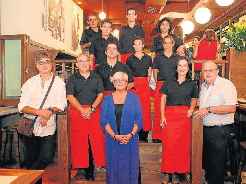 Joaquín Jaulín, Dora Gracia y Paco Luce, con los trabajadores de la taberna El Balcón del Tubo