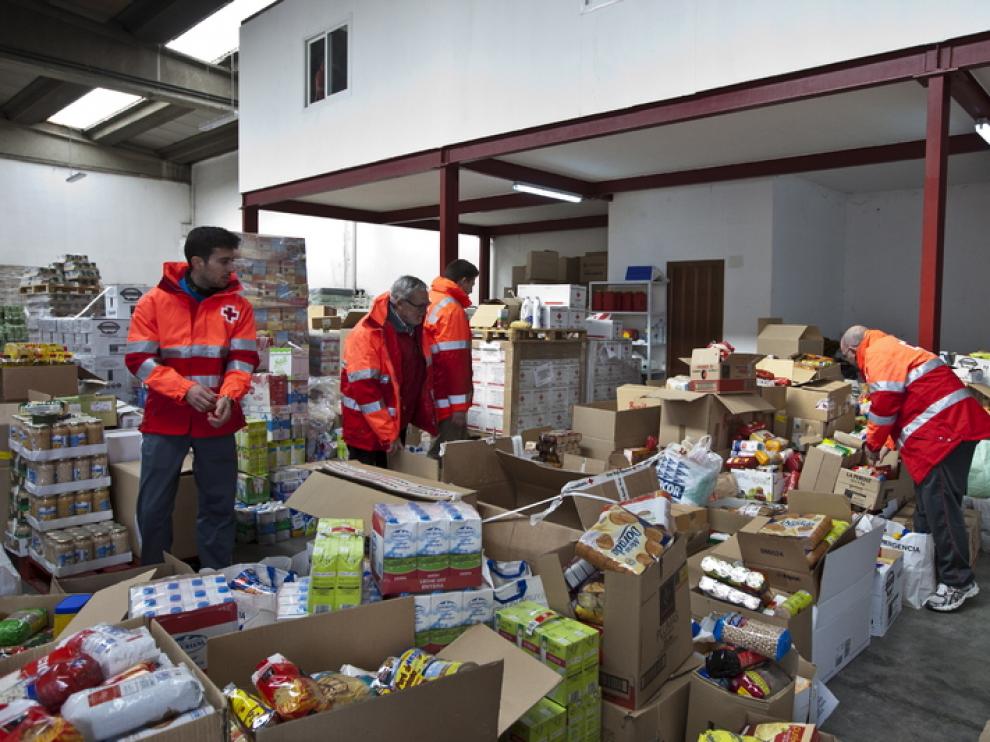 Voluntarios de Cruz Roja, con las donaciones de alimentos
