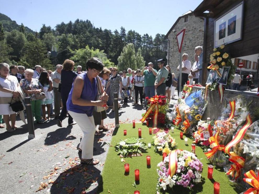 Homenaje a dos guardia civiles asesinados por la banda terrorista.