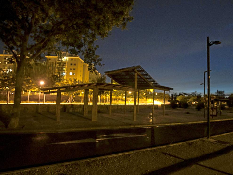 Una zona nueva... y tenebrosa. El lugar afectado por el robo de cobre es un parque y la prolongación del paseo de Tierno Galván, obras que se realizaron en 2008 gracias al plan de acompañamiento de la Expo