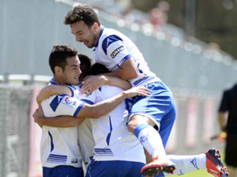 Los jugadores del filial celebran un tanto