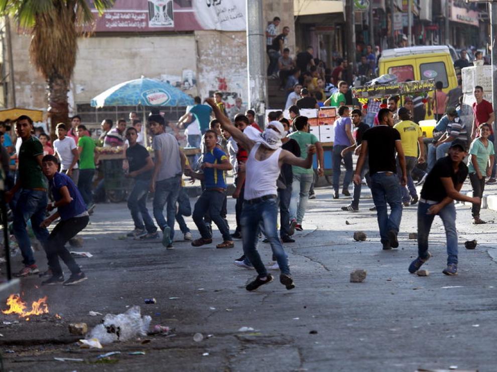 Manifestantes palestinos se enfrentan a soldados israelíes en Hebrón