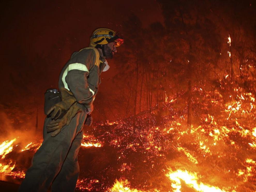 Un bombero, durante el incendio en Oia
