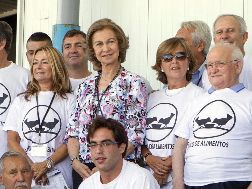 Doña Sofía con voluntarios del Banco de Alimentos