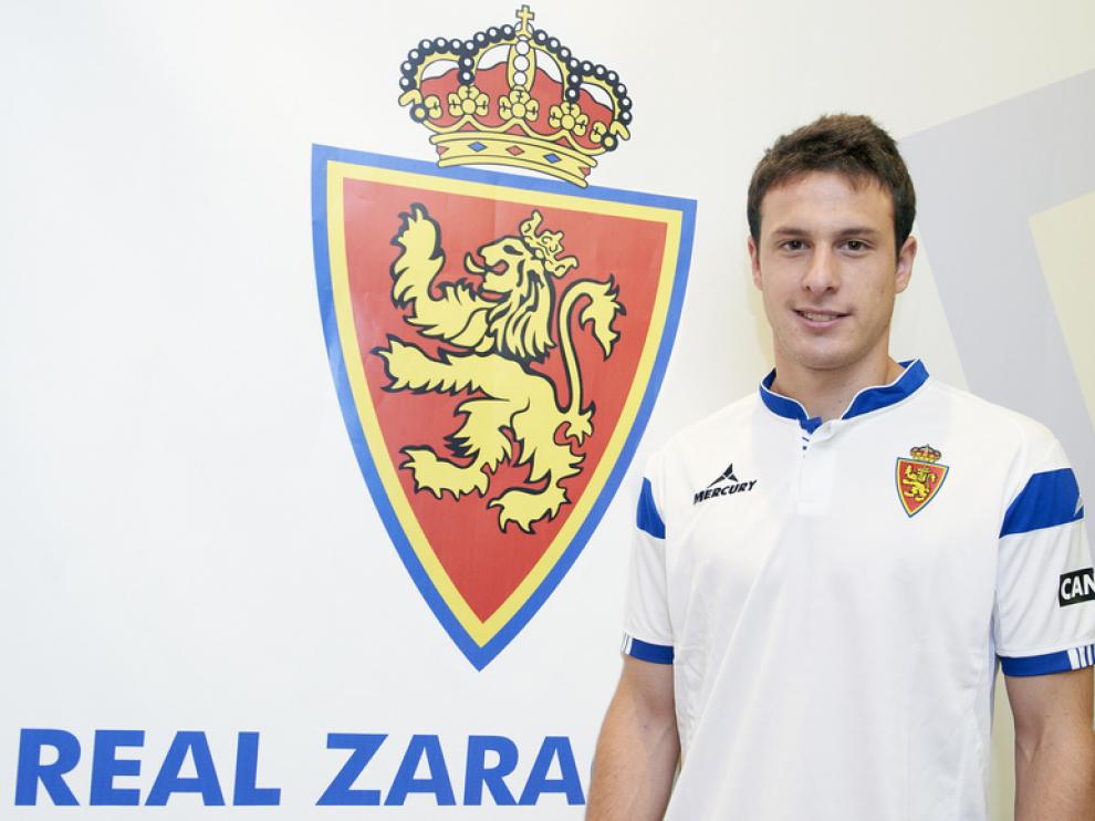 Henríquez posa con la camiseta del Real Zaragoza