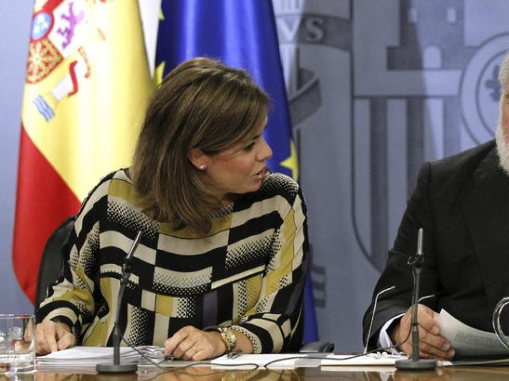 Arias Cañete, junto a Sáez de Santamaría, tras el Consejo de Ministros.
