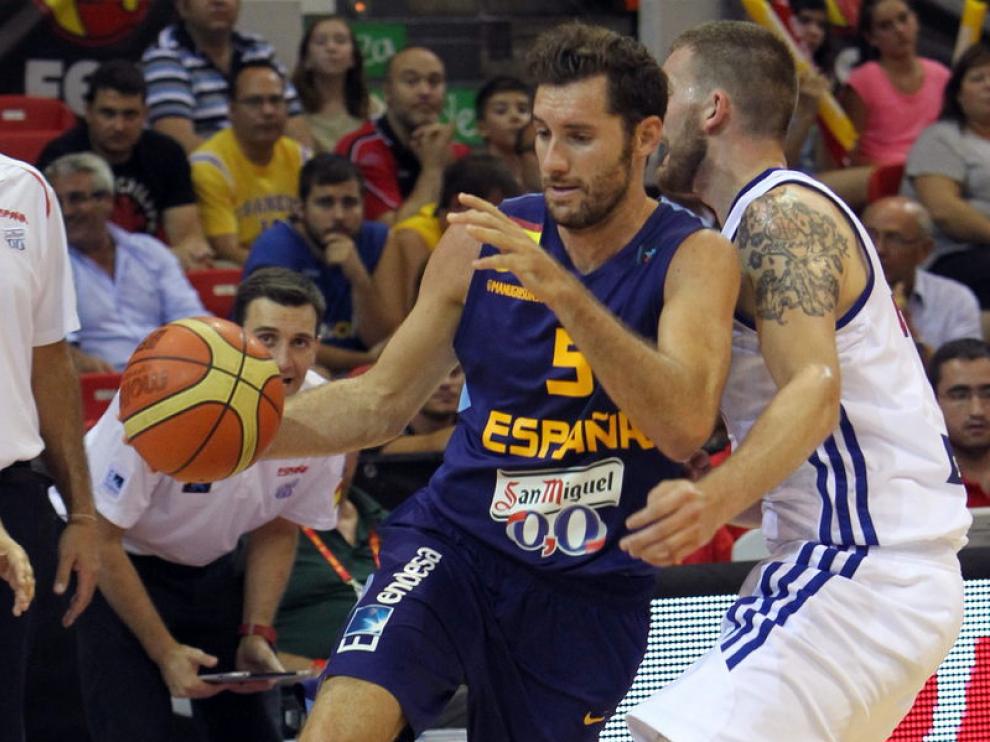 Rudy Fernández controla el balón junto a Murray