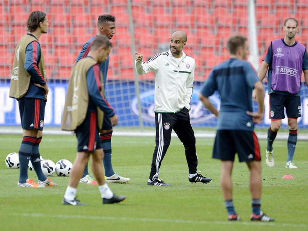 Guardiola dirige el entrenamiento del Bayern