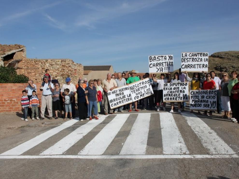 Los vecinos de Monforte cortan la carretera