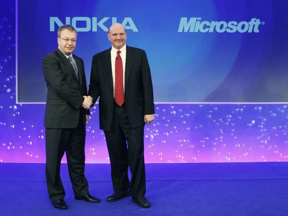 El consejero delegado de Nokia saluda al de Microsoft en 2011.