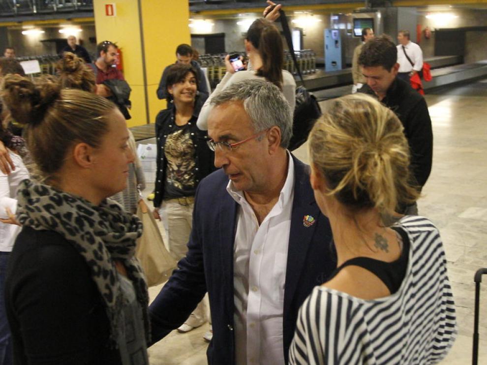 Amaia Salamanca, junto a Alejandro Blanco y la capitana de waterpolo Jennifer Pareja.