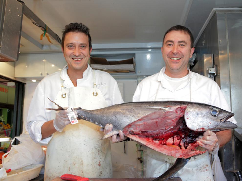 Pedro Navarro y José Luis López, con un bonito fresco, esta semana, en su puesto del Mercado Central de Zaragoza