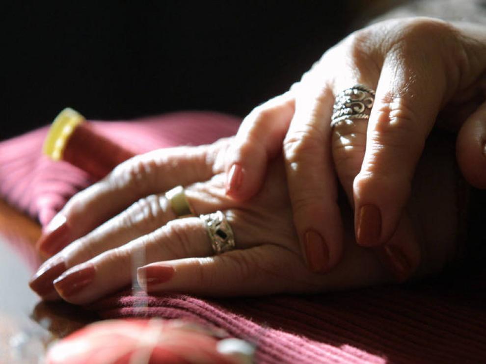 La osteoporosis es una enfermedad esquelética en la que se produce una disminución de la densidad de masa ósea.